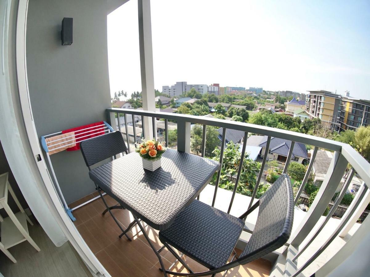 The Patio Bangsaen Apartment Bagian luar foto