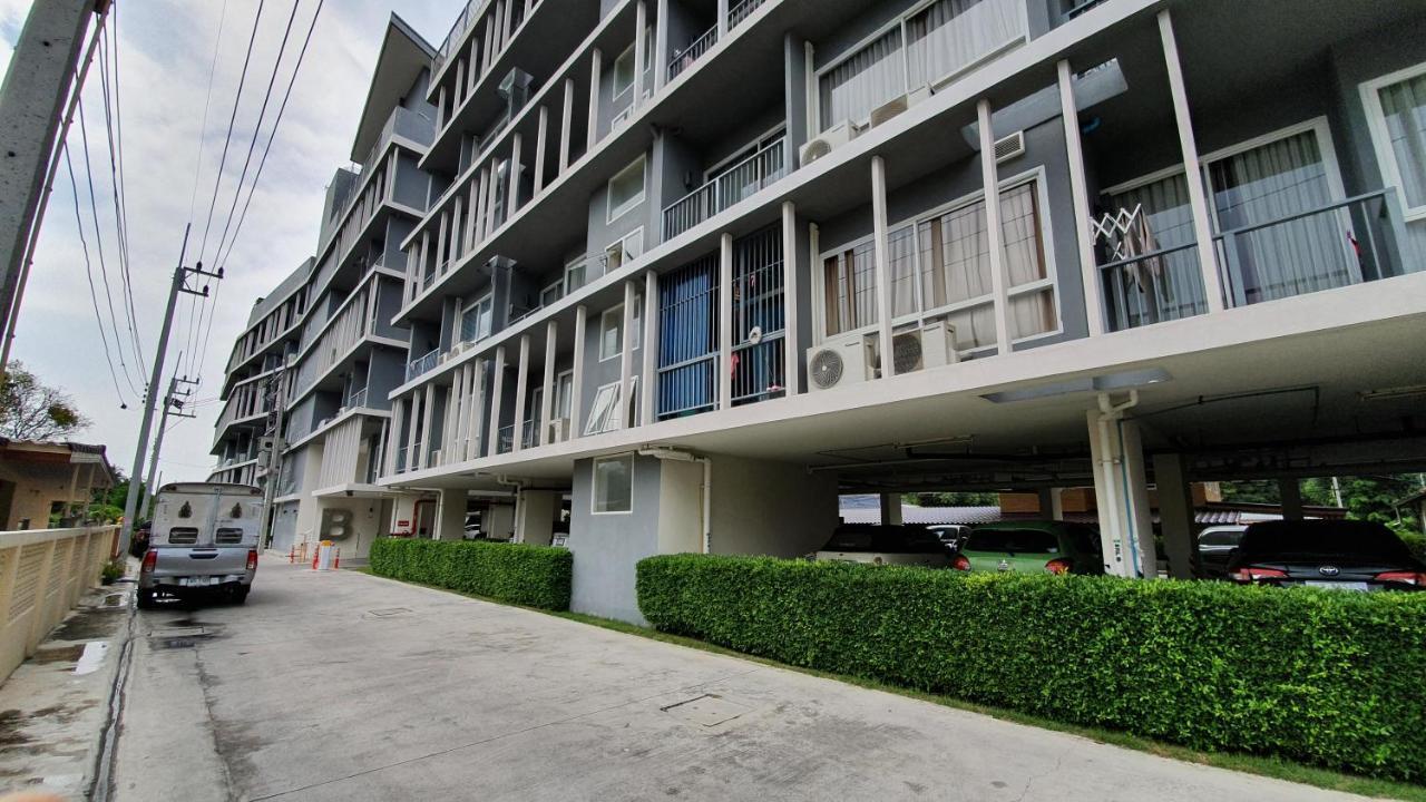 The Patio Bangsaen Apartment Bagian luar foto